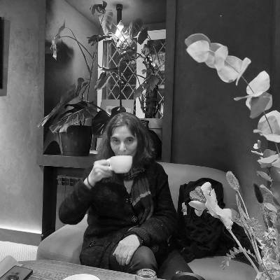 400x400 pxls. Nina Kossman. Author photo. Drinking tea in a restaurant in Kyiv. Photo by Karine Arutyunova